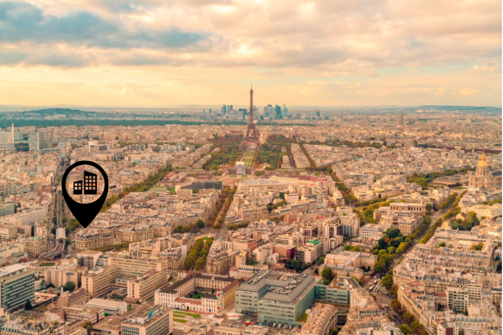Vue aérienne de Paris avec la Tour Eiffel et un point de localisation pour domiciliation entreprise Paris