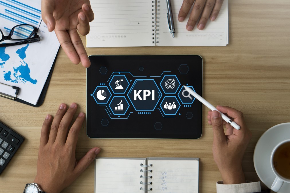 Équipe d’analystes RH observant des indicateurs de performance sur un écran digital