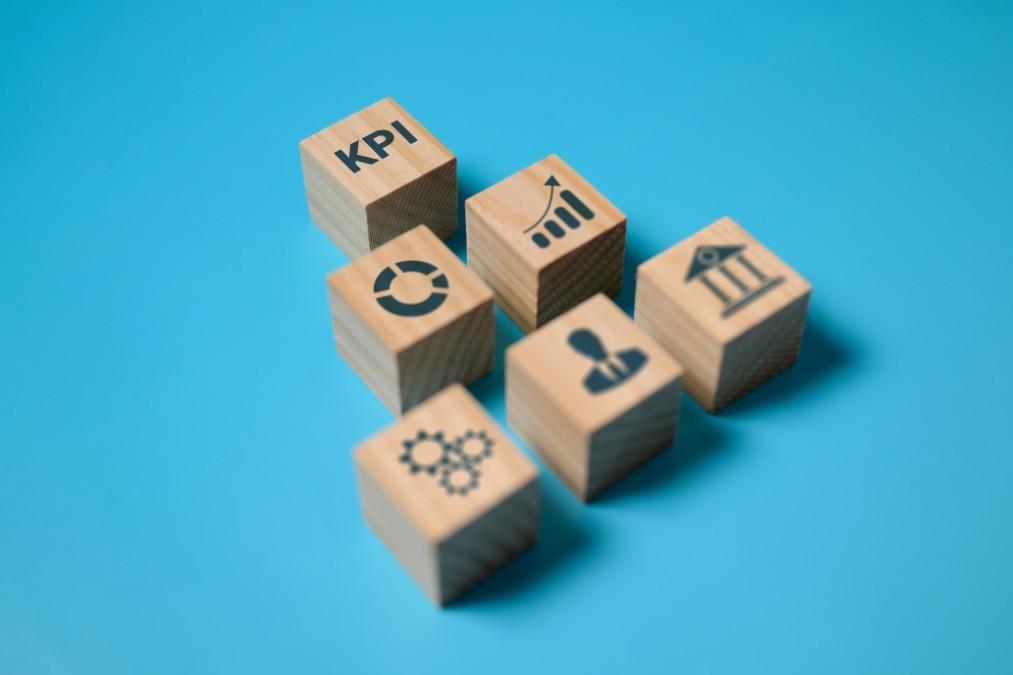 Blocs en bois illustrant différents indicateurs de performance RH sous forme de symboles