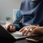 Mains utilisant un ordinateur portable avec une interface holographique 'AI', des bulles 'Prompt' et 'Generate', pour la création de contenu sans coder.