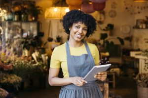 Agence web Toulouse : une fleuriste digitalise son commerce de proximité grâce à une tablette.