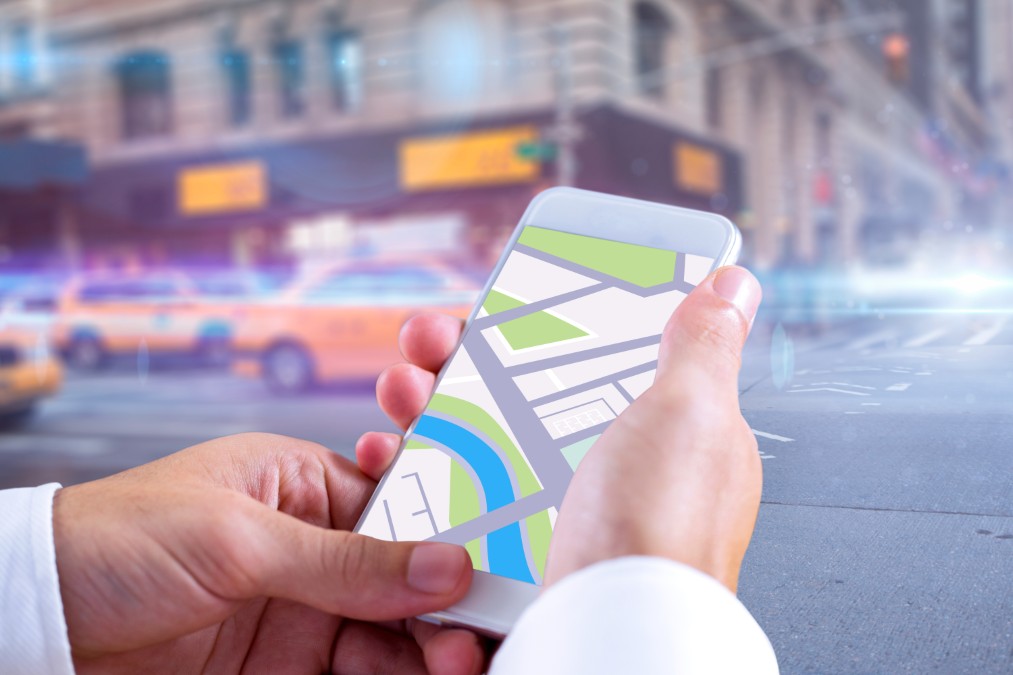 Agence web Toulouse : un client recherche un commerce de proximité sur l'application GPS de son smartphone.